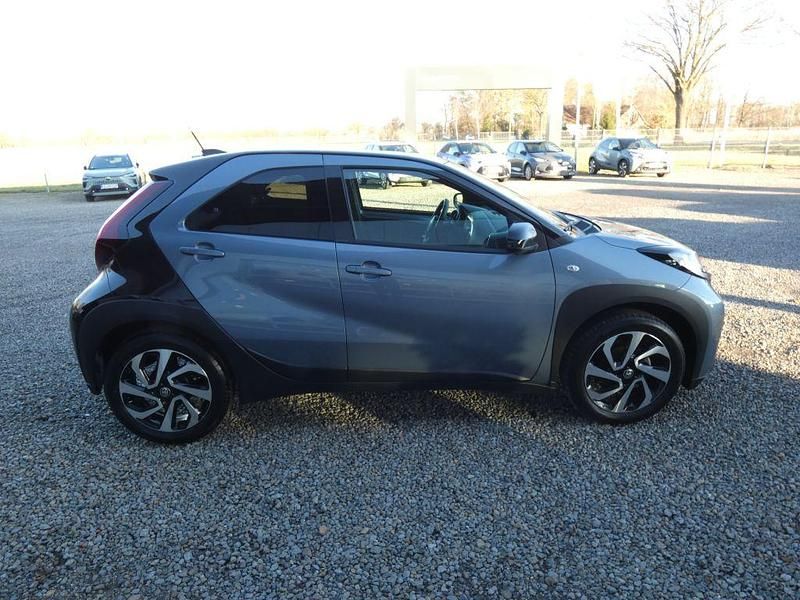 Gebraucht Toyota Aygo X Basis 72 PS (52 kW) 2025 Juniper blue /dach schwarz SUV