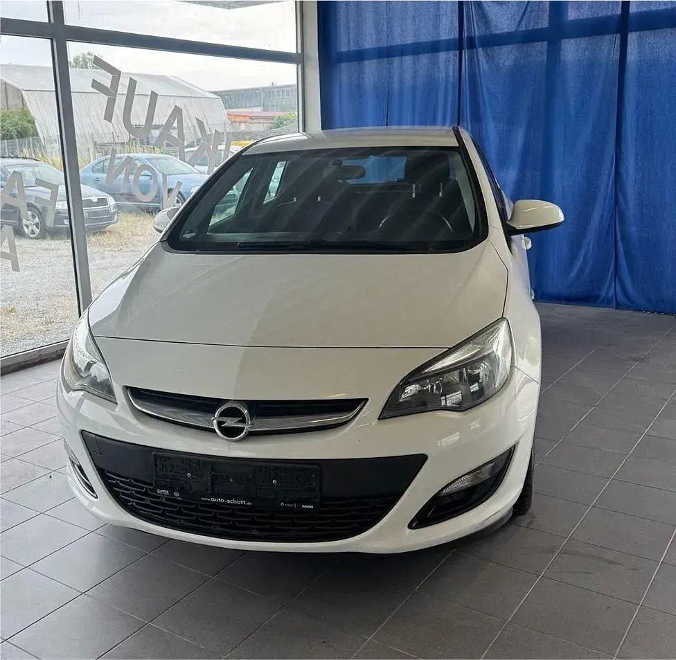 Gebraucht Opel Astra Selection 115 PS (84 kW) 2015 Weiß Limousine