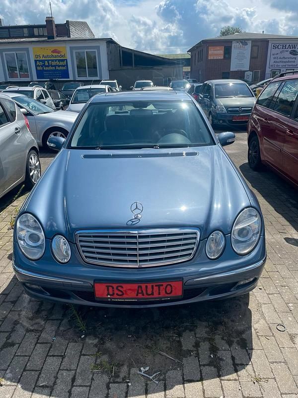 Blau Gebraucht 2005 Mercedes E200 Limousine | 3.200 € (Guter Preis) - Bild 1/4