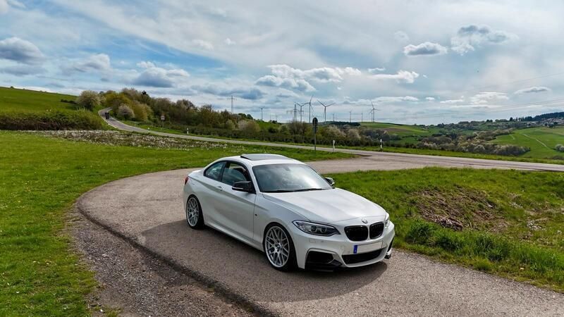 Weiß Gebraucht 2015 BMW M235 M Performance Coupé | 28.000 € - Bild 1/4