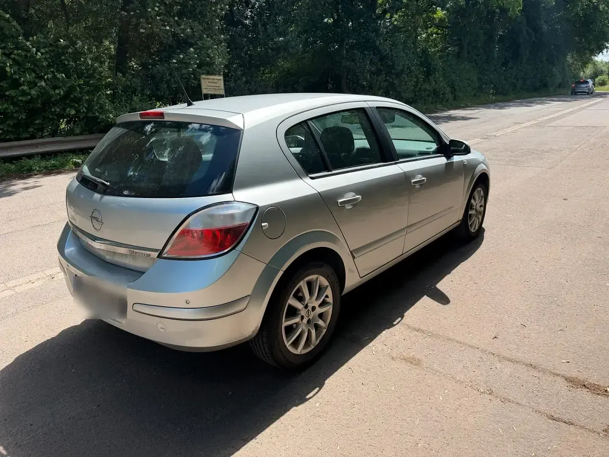 Gebraucht Opel Astra 105 PS (77 kW) 2005 Silber Limousine