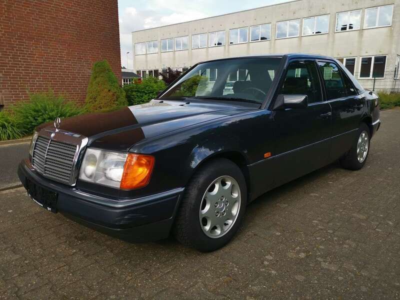 Blauschwarzmet. 199 Gebraucht 1992 Mercedes E200 Limousine | 14.900 € - Bild 1/4