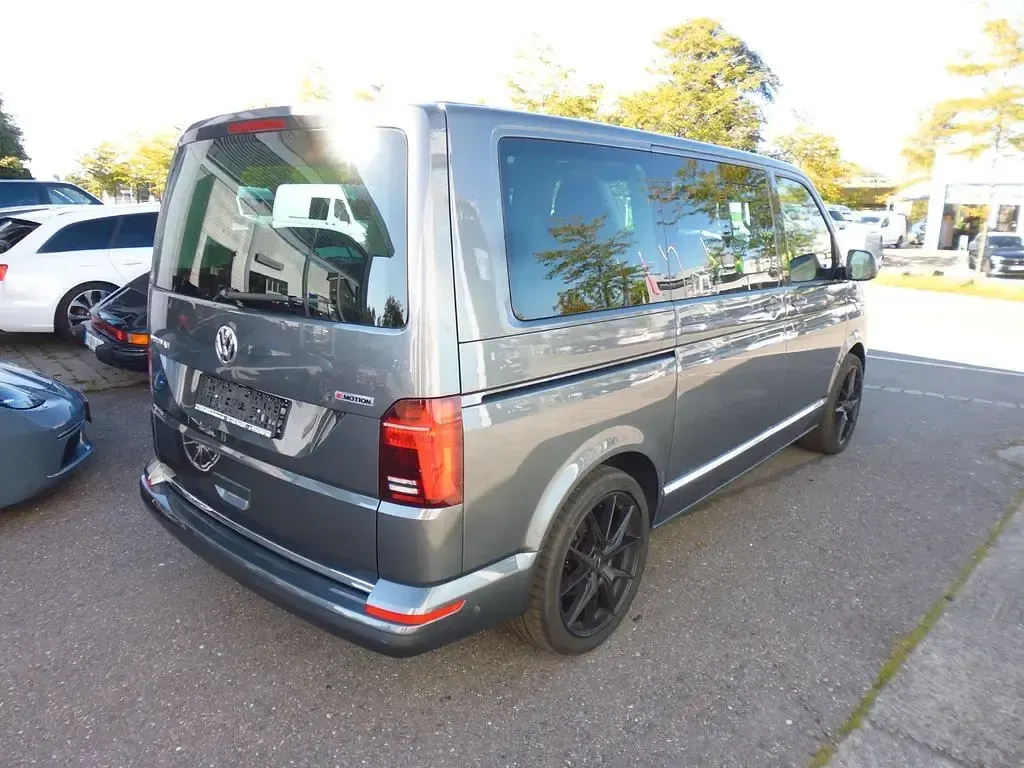 Gebraucht VW Multivan Highline 204 PS (150 kW) 2021 Grau Van / Kleinbus