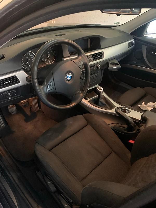 Second-hand BMW 330 245 CP (180 kW) 2011 Negru Berlinǎ