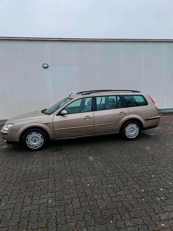 Gebraucht Ford Mondeo 149 PS (109 kW) 2001 Gold Kombi