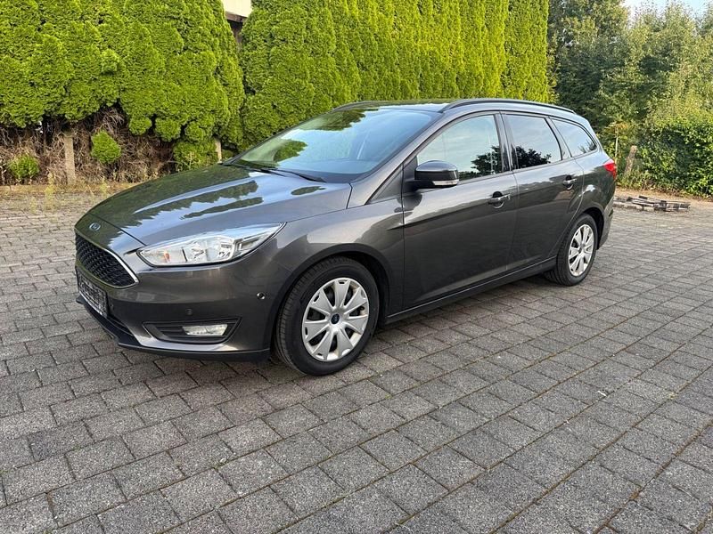 Grau Gebraucht 2016 Ford Focus Business Edition Kombi | 4.690 € (Guter Preis) - Bild 1/4