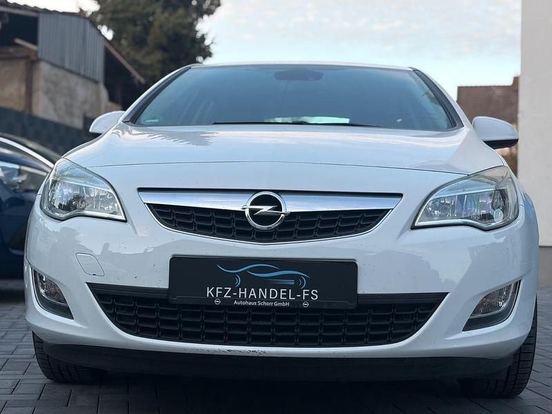 Używany Opel Astra Edition 120 KM (88 kW) 2012 Biały Sedan/Limuzyna