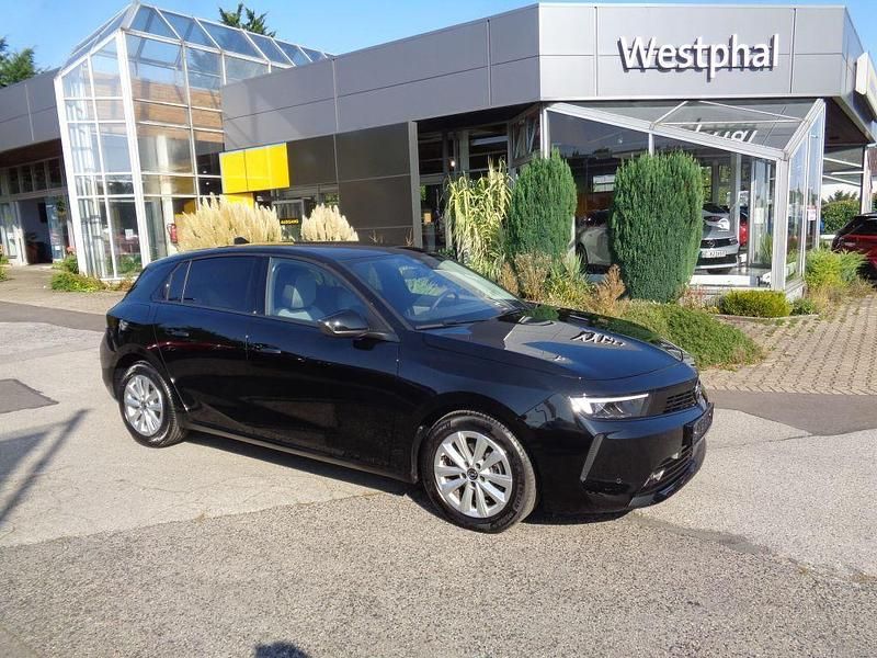 Lackierung schwarz perla nera Gebraucht 2023 Opel Astra Enjoy Limousine | 20.770 € (Fairer Preis) - Bild 1/4