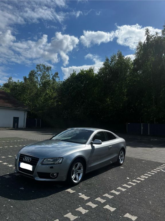 Grau Gebraucht 2011 Audi A5 Ambiente Coupé | 7.950 € (Superpreis) - Bild 1/4