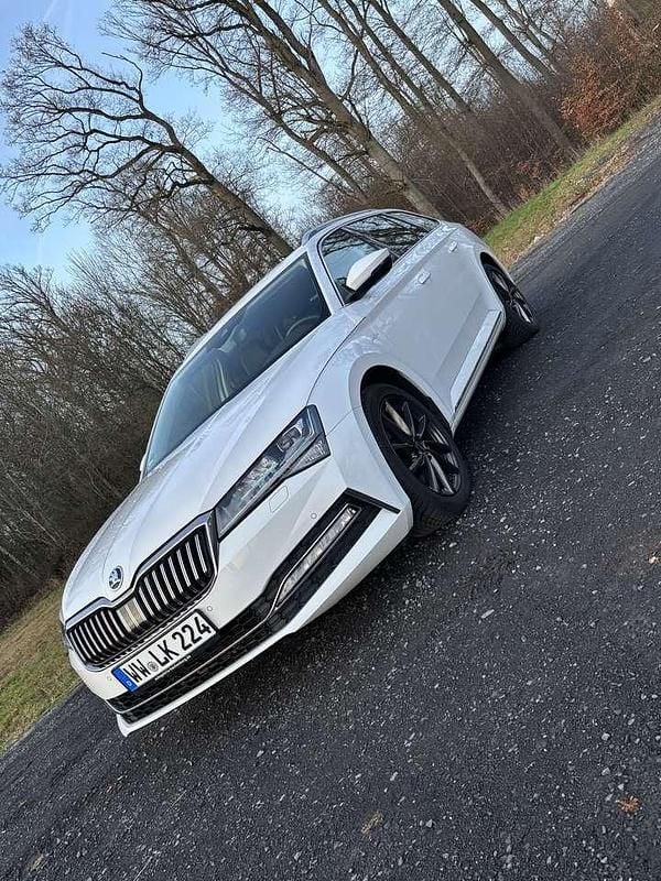 Weiß Gebraucht 2024 Skoda Superb LAURIN & KLEMENT Kombi | 26.000 € (Guter Preis) - Bild 1/4