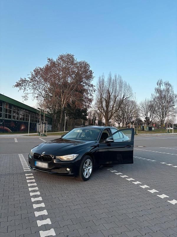 Gebraucht BMW 318 143 PS (105 kW) 2013 Schwarz Limousine