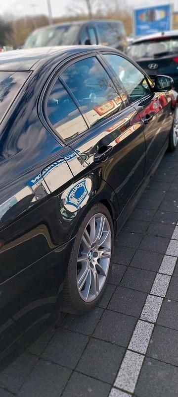 Gebraucht BMW 320 170 PS (125 kW) 2011 Schwarz Limousine