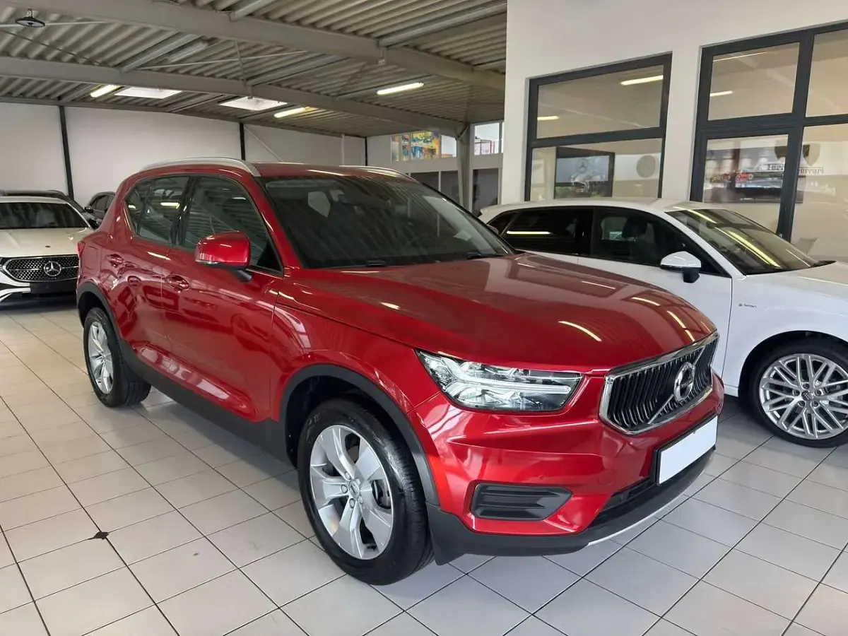 Gebraucht Volvo XC40 Momentum 129 PS (94 kW) 2022 Fusion red / metallic SUV