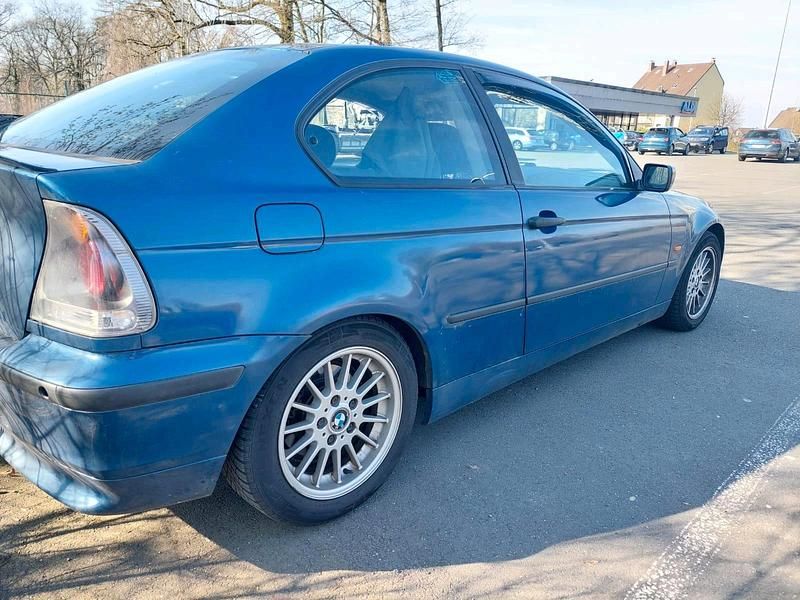 Gebraucht BMW 316 115 PS (84 kW) 2002 Blau Kleinwagen