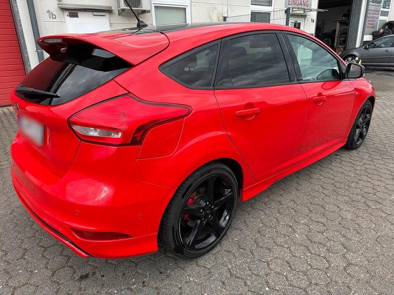 Gebraucht Ford Focus ST-Line 182 PS (133 kW) 2017 Rot Kleinwagen