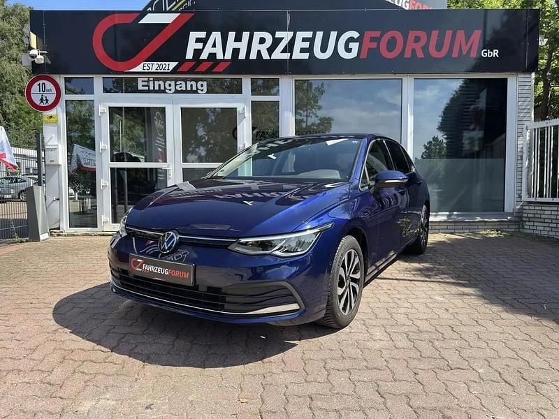 Blau Gebraucht 2022 VW Golf VIII Active Limousine | 19.900 € (Superpreis) - Bild 1/4