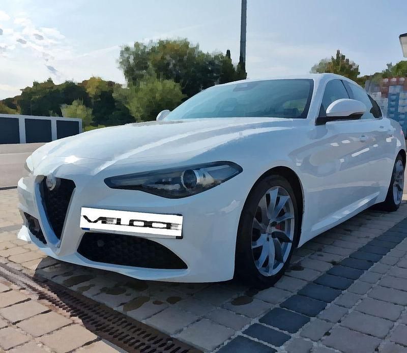 Weiß Gebraucht 2016 Alfa Romeo Giulia Super Limousine | 13.490 € (Fairer Preis) - Bild 1/4
