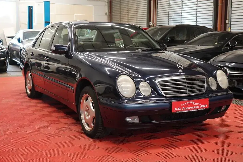 Gebraucht Mercedes E220 Classic 143 PS (105 kW) 2000 Blau Limousine