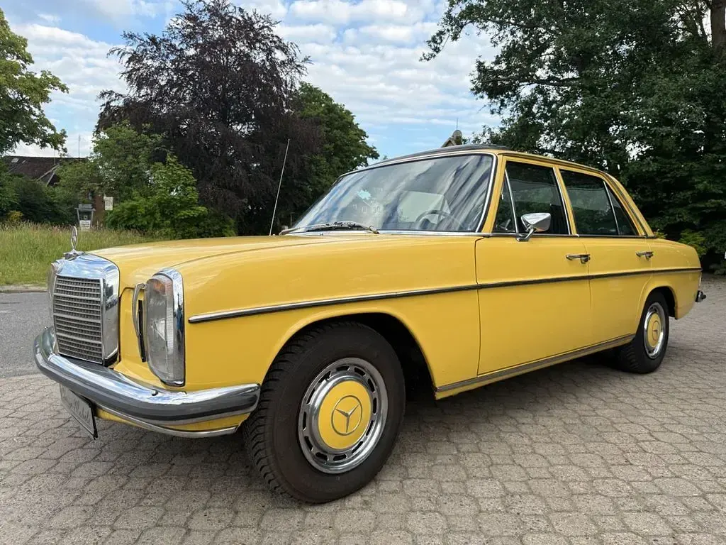 Gebraucht Mercedes W115 105 PS (77 kW) 1973 Gelb Limousine