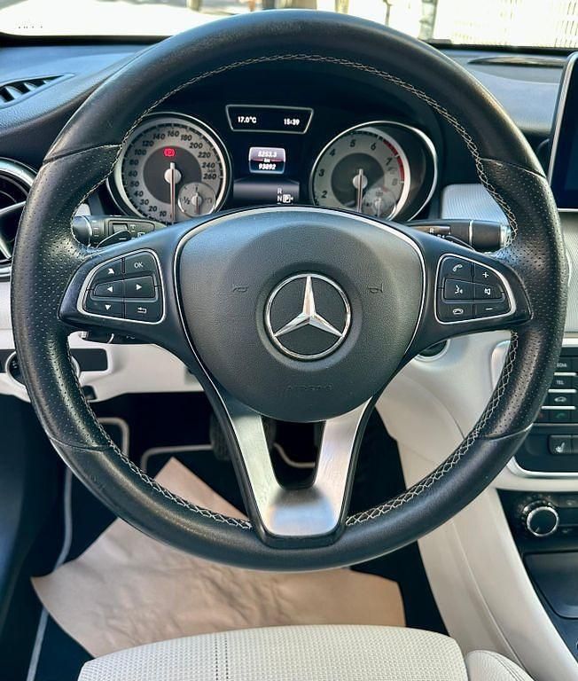 Gebraucht Mercedes CLA180 Shooting Brake Urban 122 PS (89 kW) 2016 Grau Kombi