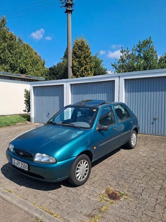 Grün Gebraucht 1998 Ford Fiesta Kleinwagen | 950 € (Fairer Preis) - Bild 1/4