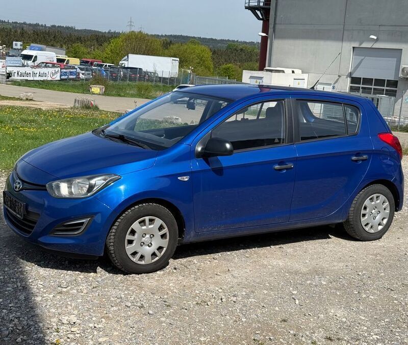 Blau Gebraucht 2013 Hyundai i20 Limousine | 2.250 € (Guter Preis) - Bild 1/4