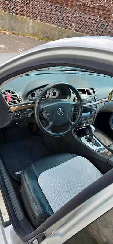 Gebraucht Mercedes E240 177 PS (130 kW) 2004 Silber Limousine