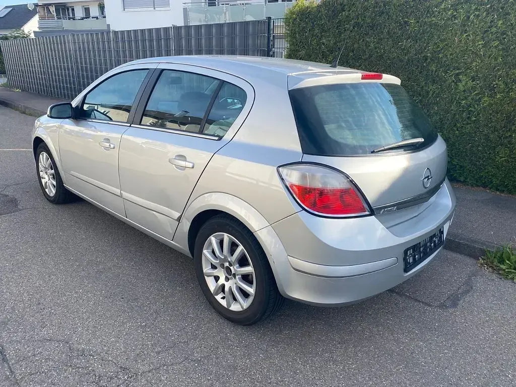 Gebraucht Opel Astra 105 PS (77 kW) 2004 Silber Limousine