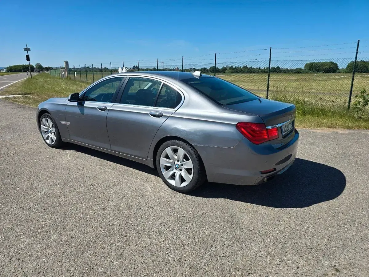 Gebraucht BMW 740 Performance 326 PS (239 kW) 2009 Grau Limousine