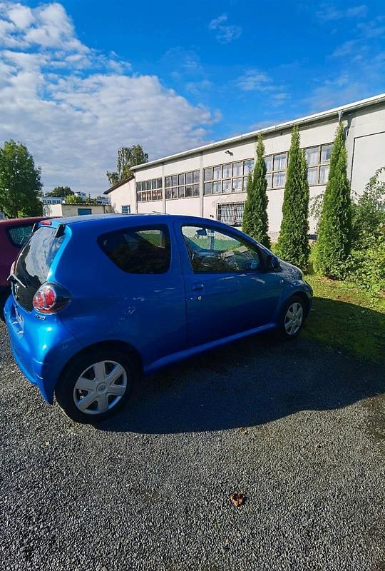 Blau Gebraucht 2011 Toyota Aygo Kleinwagen | 1.850 € (Guter Preis) - Bild 1/4