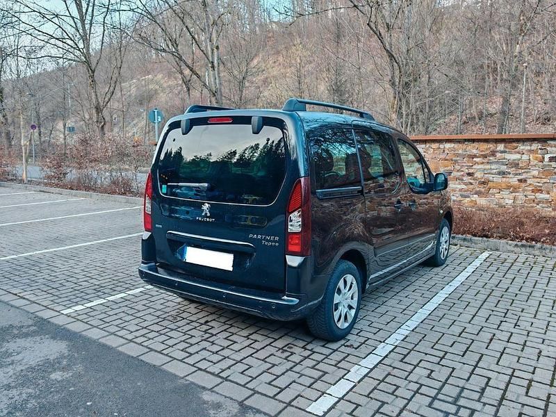 Gebraucht Peugeot Partner Tepee Allure 120 PS (88 kW) 2016 Schwarz Van / Kleinbus