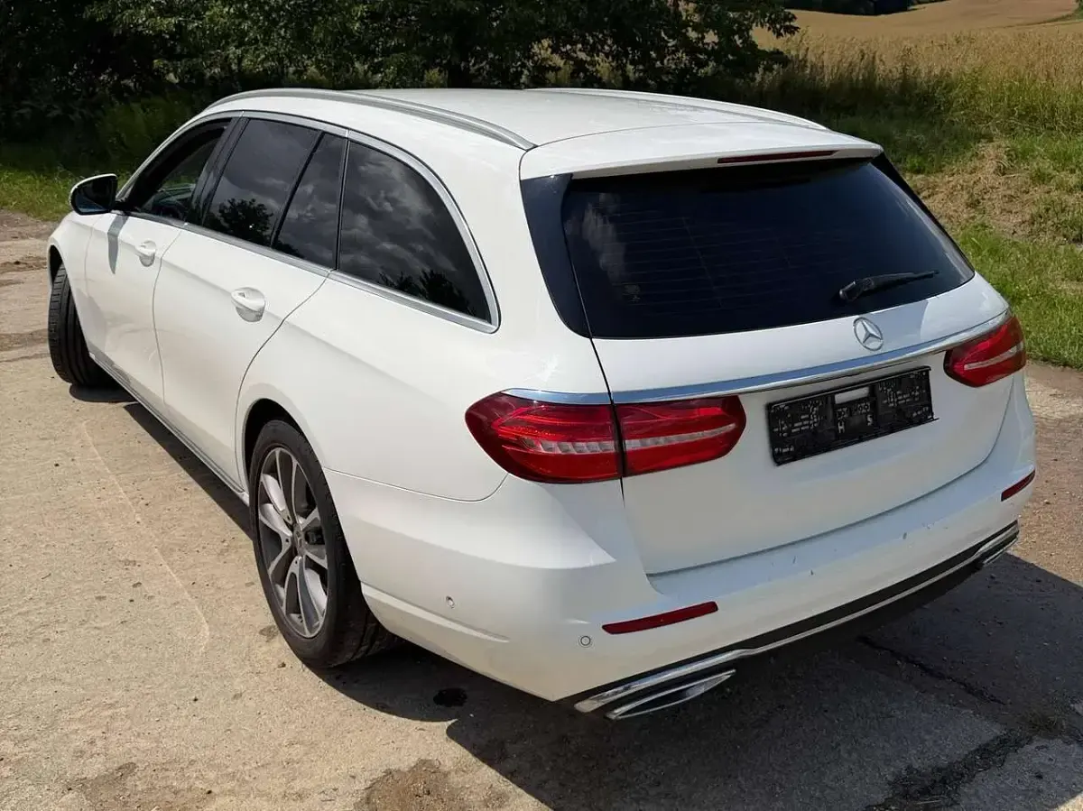Gebraucht Mercedes E220 Avantgarde 194 PS (142 kW) 2017 Weiß Kombi