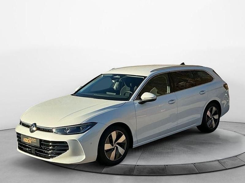Gebraucht VW Passat Elegance 150 PS (110 kW) 2025 Oryxweiß perlmutteffekt Kombi