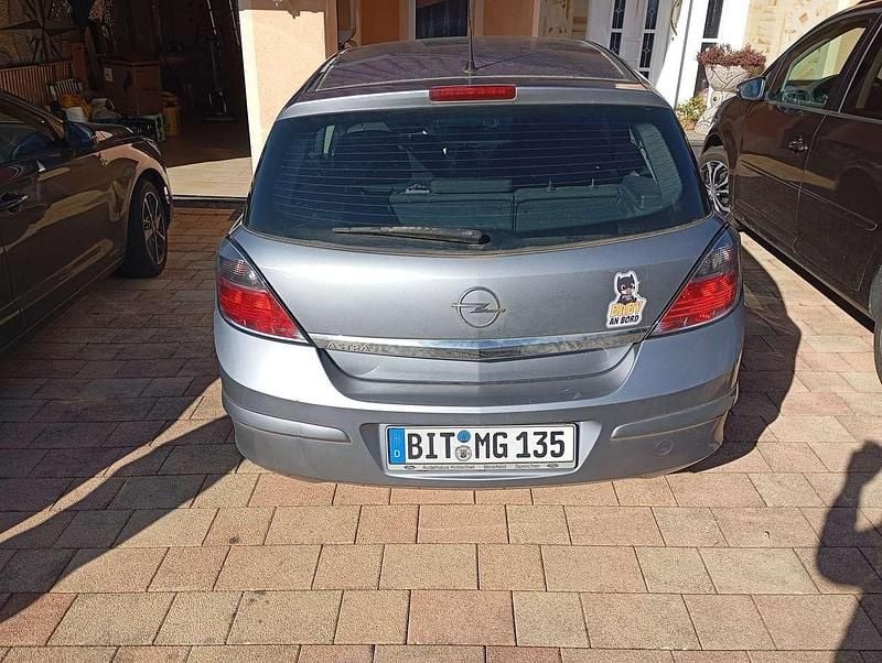 Gebraucht Opel Astra 90 PS (66 kW) 2009 Limousine