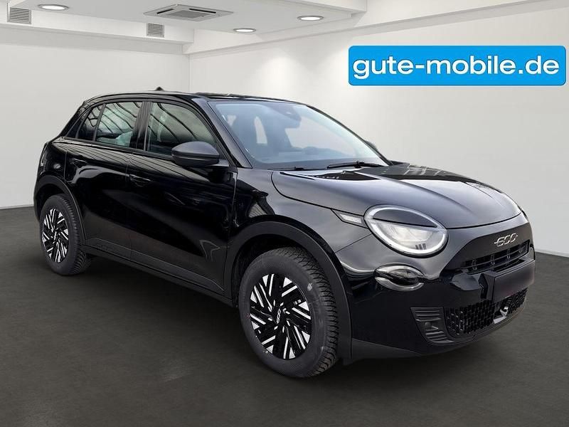 Neu Fiat 600 Business 101 PS (74 kW) 2025 Rot SUV