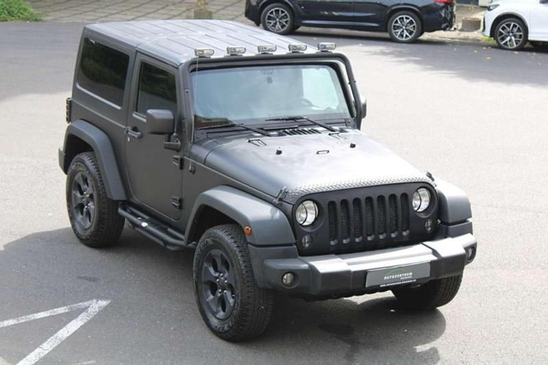 Black metallic Gebraucht 2015 Jeep Wrangler Unlimited Sport SUV | 28.990 € (Fairer Preis) - Bild 1/4