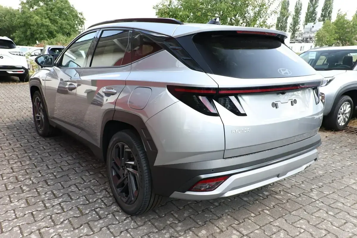 Neu Hyundai Tucson 150 PS (110 kW) 2026 Shimmering silver metallic SUV