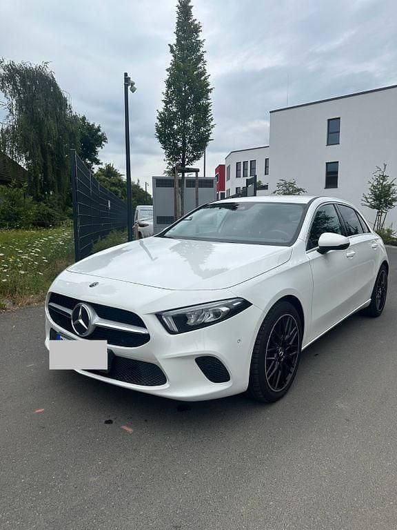 Weiß Gebraucht 2020 Mercedes A200 Limousine | 19.900 € (Superpreis) - Bild 1/4