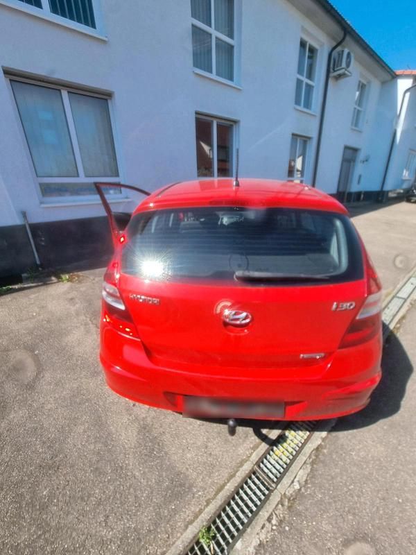 Gebraucht Hyundai i30 90 PS (66 kW) 2009 Rot Kleinwagen