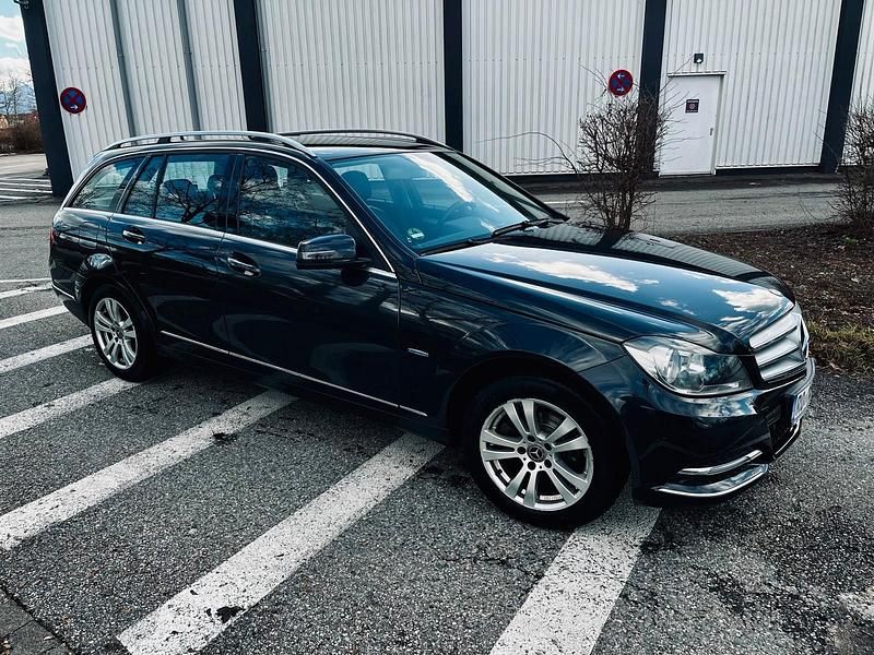 Gebraucht Mercedes C180 156 PS (114 kW) 2011 Schwarz Kombi