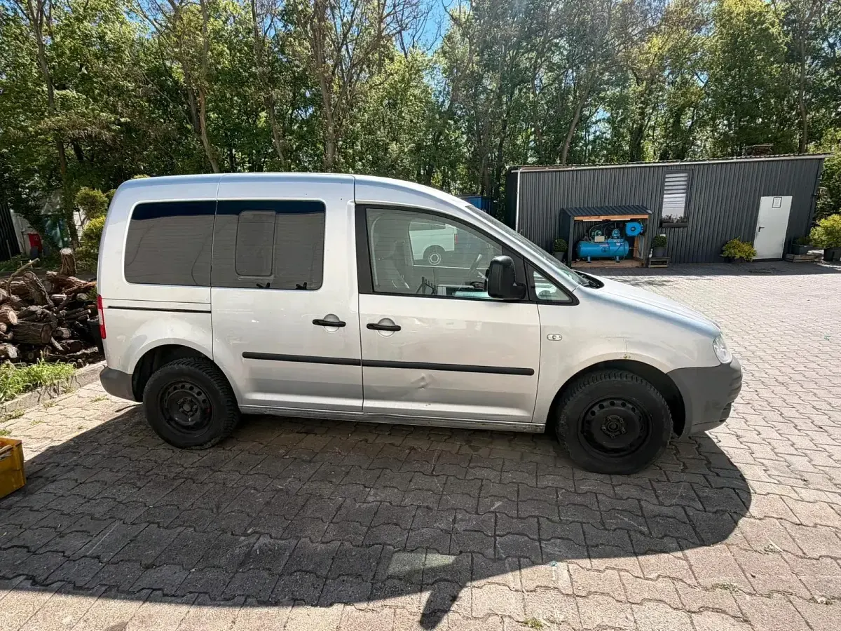 Second-hand VW Caddy Life 105 CP (77 kW) 2010 Alb Monovolum