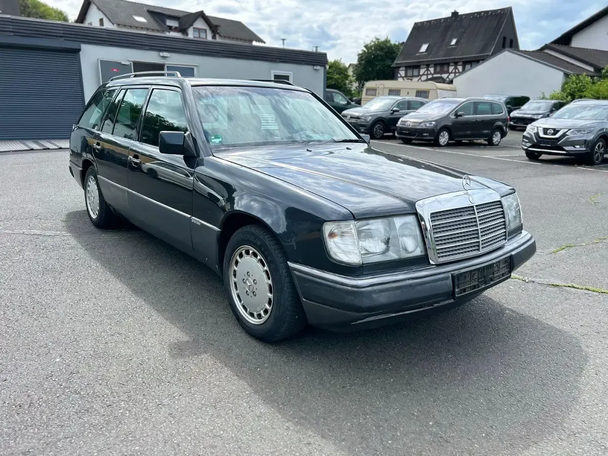 Gebraucht Mercedes E220 150 PS (110 kW) 1992 Grau Kombi