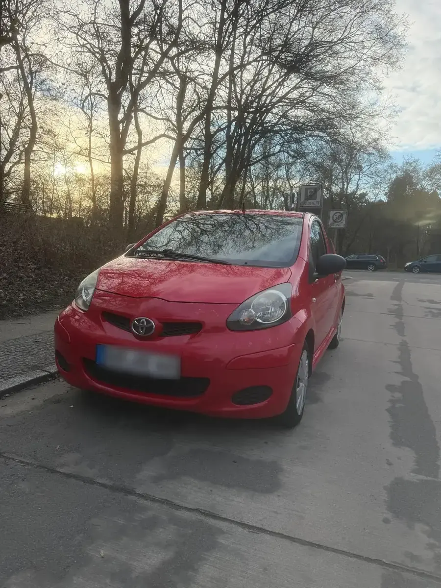 Gebraucht Toyota Aygo 68 PS (50 kW) 2009 Rot Kleinwagen