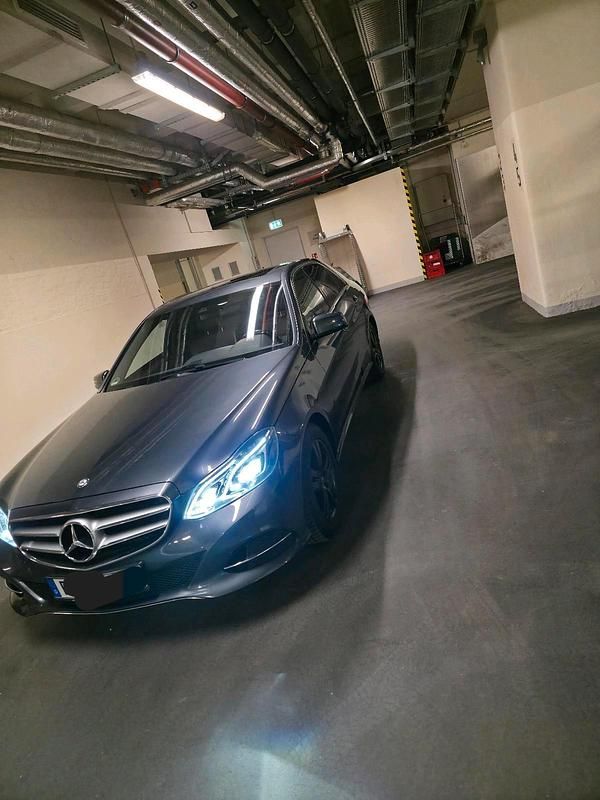 Gebraucht Mercedes E220 Avantgarde 170 PS (125 kW) 2014 Grau Limousine