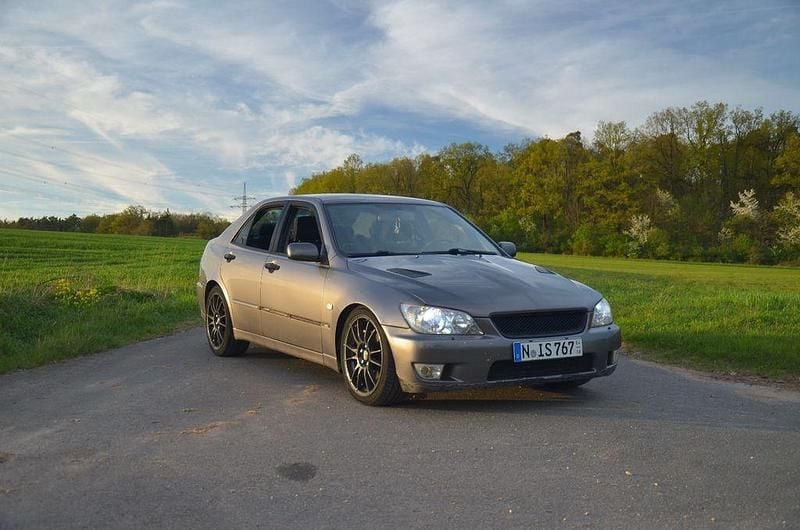 Grau Gebraucht 2002 Lexus IS300 Limousine | 7.200 € - Bild 1/4