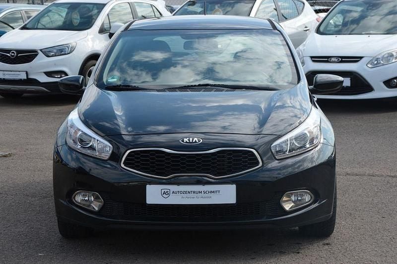 Gebraucht Kia Ceed 128 PS (94 kW) 2013 Schwarz Kleinwagen