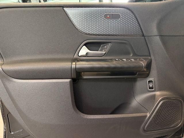 Gebraucht Mercedes B200 163 PS (119 kW) 2023 Schwarz Van / Kleinbus
