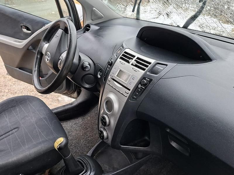 Gebraucht Toyota Yaris 88 PS (64 kW) 2007 Silber Kleinwagen