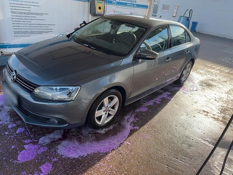 Gebraucht VW Jetta 105 PS (77 kW) 2012 Grau Limousine