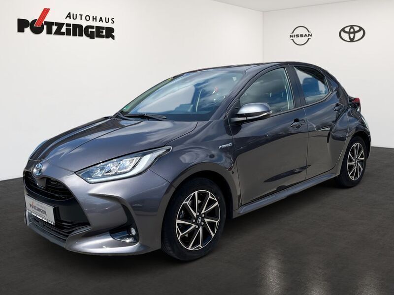 Marlingrau met. Gebraucht 2021 Toyota Yaris Hybrid Club Kleinwagen | 18.490 € (Fairer Preis) - Bild 1/4
